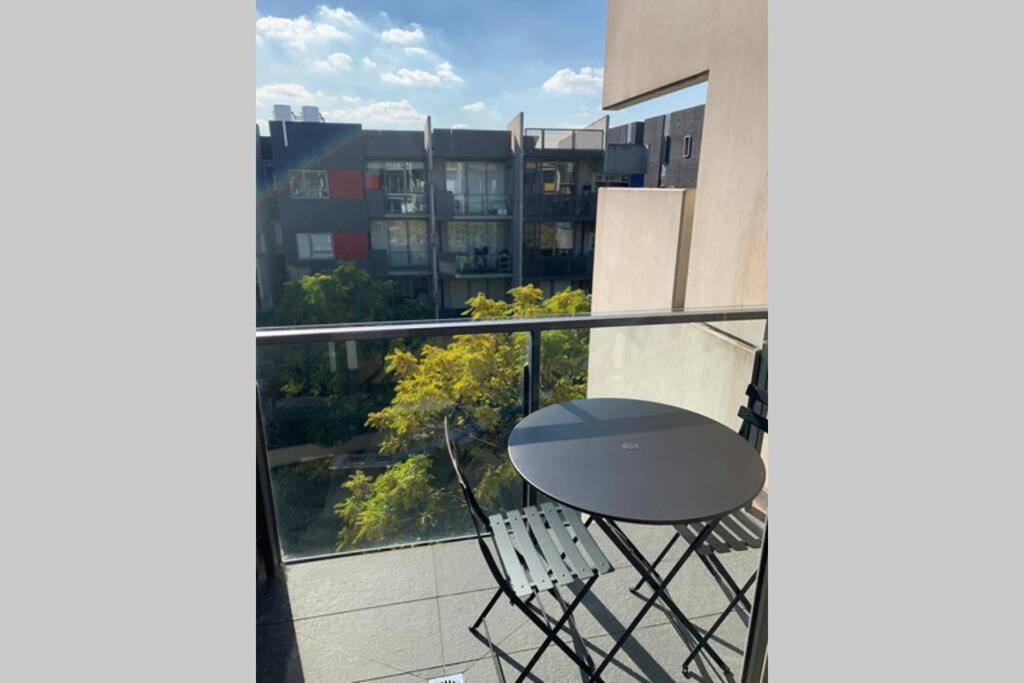 Sunny Balcony Over A Calm Private Garden Melburne Exterior foto